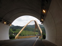 Tunnel und Brücke bei Deba