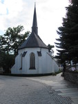 Kirche am Abzweig, rechts halten